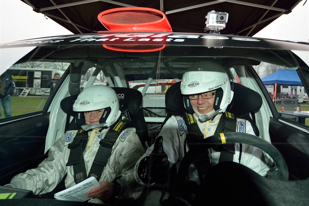 Steen Andersen og Iben Louring gør sig klar til start på rallyets sidste etape
(Foto: Michael Eisenberg)